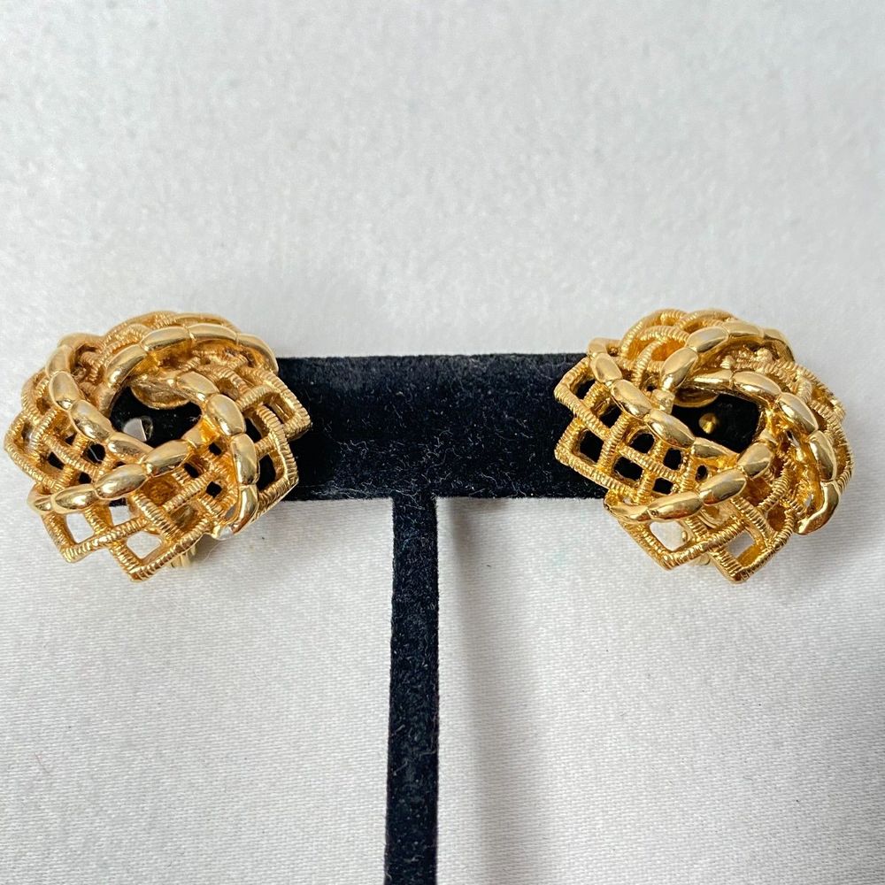 💎Monet Signed Gold Tone Open Work Weave Clip On Stud Earrings